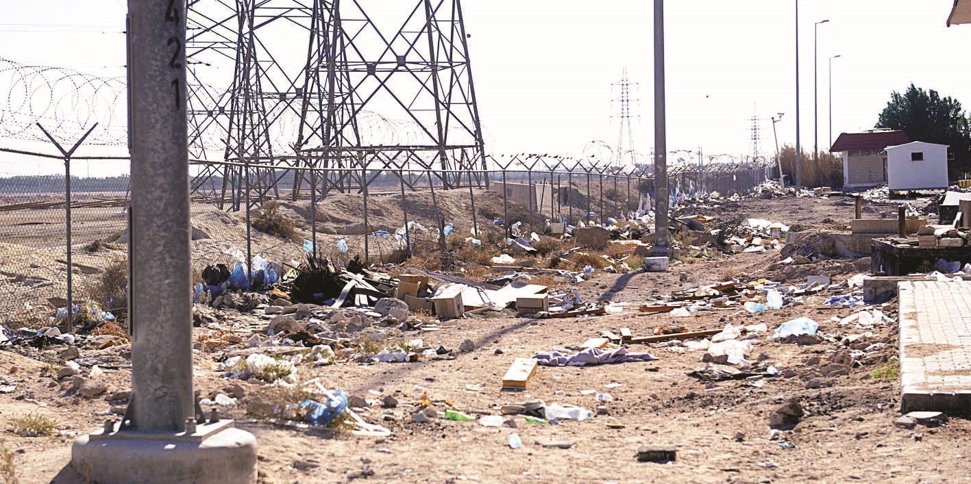 المخلفات حاضرة في غياب البلدية  (تصوير نايف العقلة)