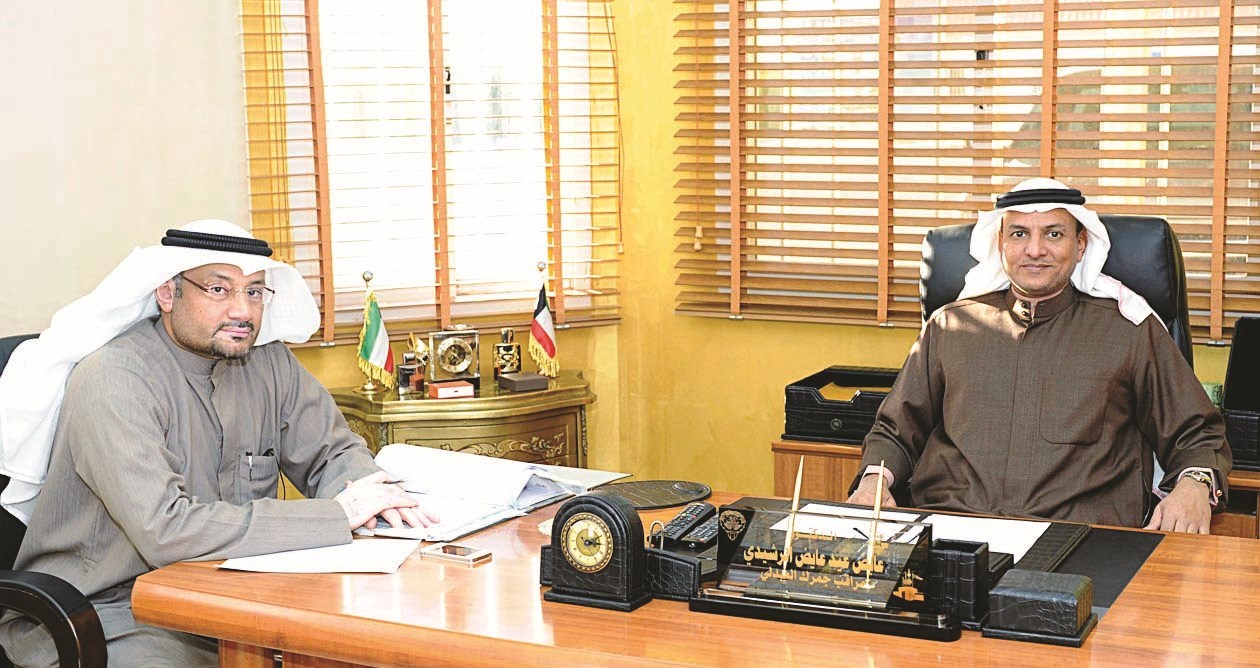 الرشيدي متحدثاً إلى الزميل ناصر الفرحان