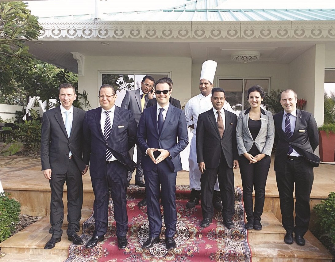 زاندونيلا والعلام ولاجوس مع فريق العمل بالفندق