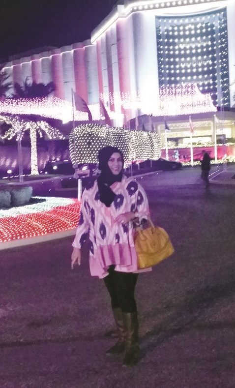 الزميلة أمل عاطف أمام الفندق