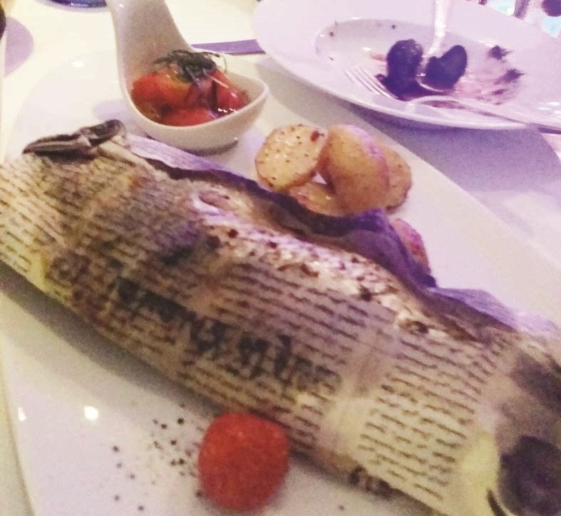 طبق السمك الملفوف بورق الجرائد