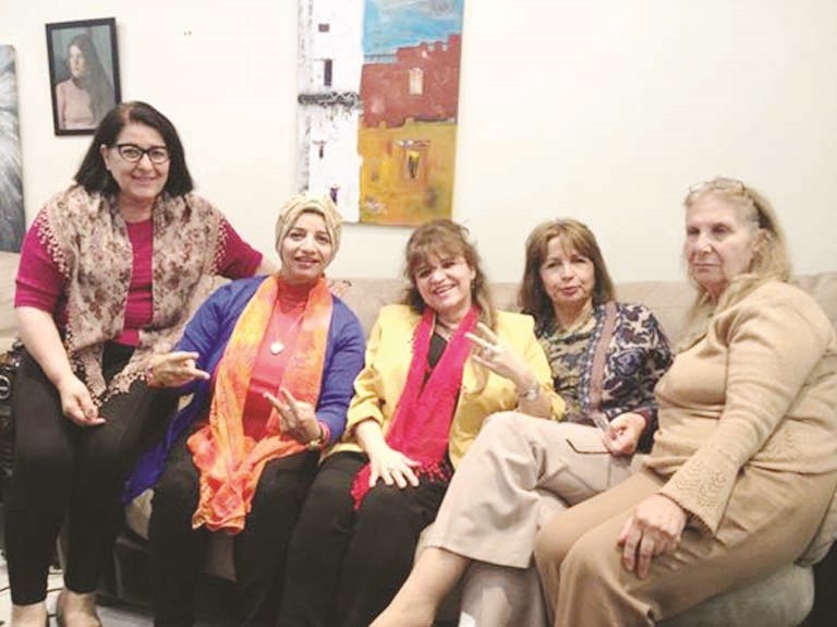 عواطف الزين مع ايفون فرحات وريما منيمنة ومنى الشافعي والدكتورة إقبال العلي