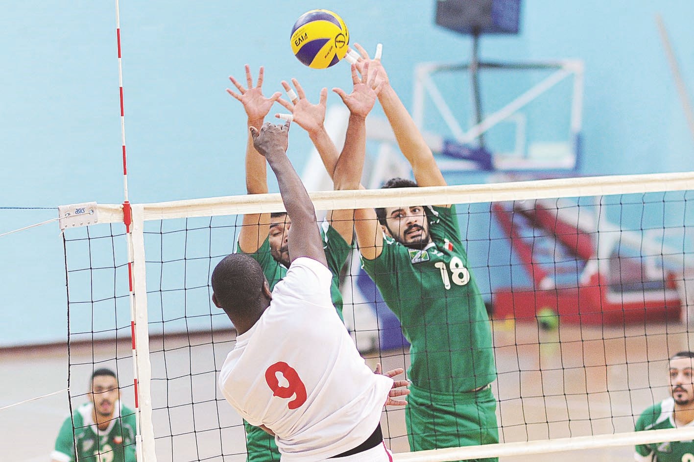 u062du0627u0626u0637 u0635u062f u0639u0631u0628u0627u0648u064a u0623u0645u0627u0645 u0644u0627u0639u0628 u00abu0627u0644u0643u0648u064au062au00bb u0645u062du0645u062f u0633u064au0627u0631  (u062au0635u0648u064au0631 u062cu0627u0633u0645 u0628u0627u0631u0648u0646)