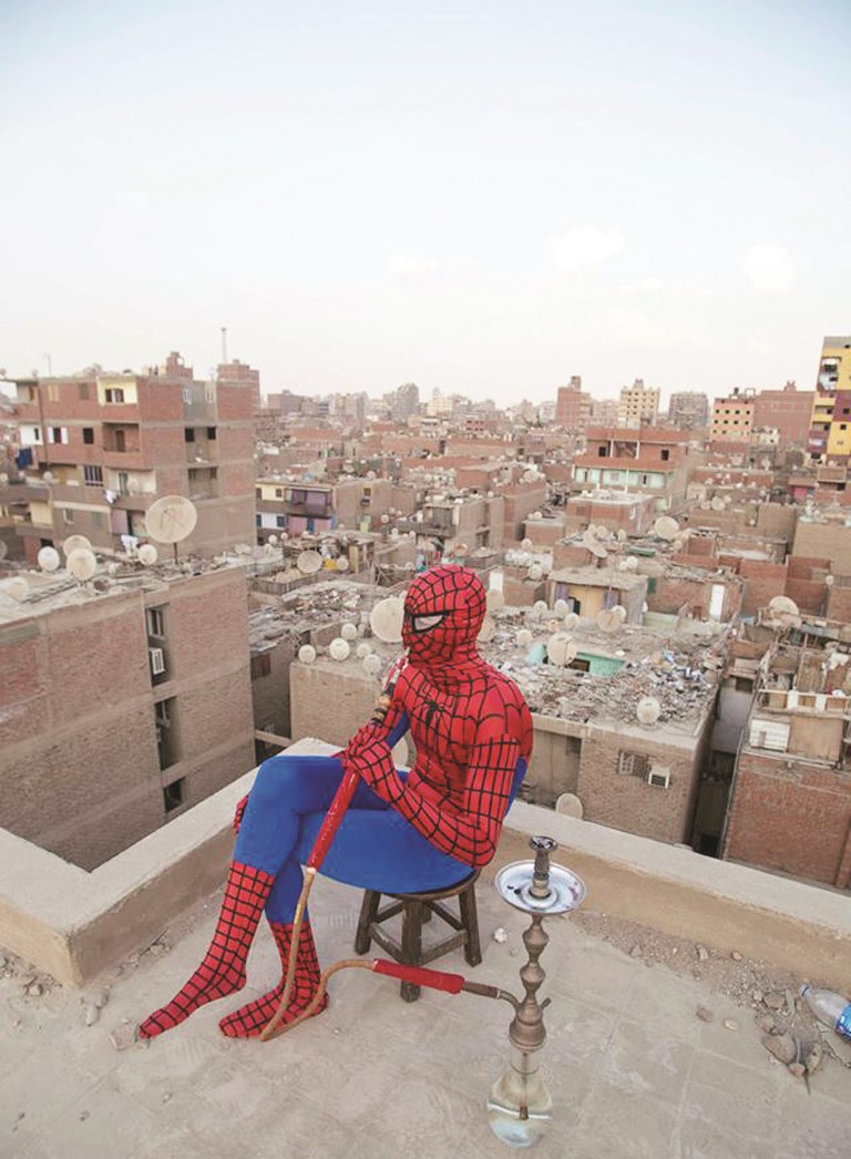 «سبايدرمان» يدخن «الشيشة»