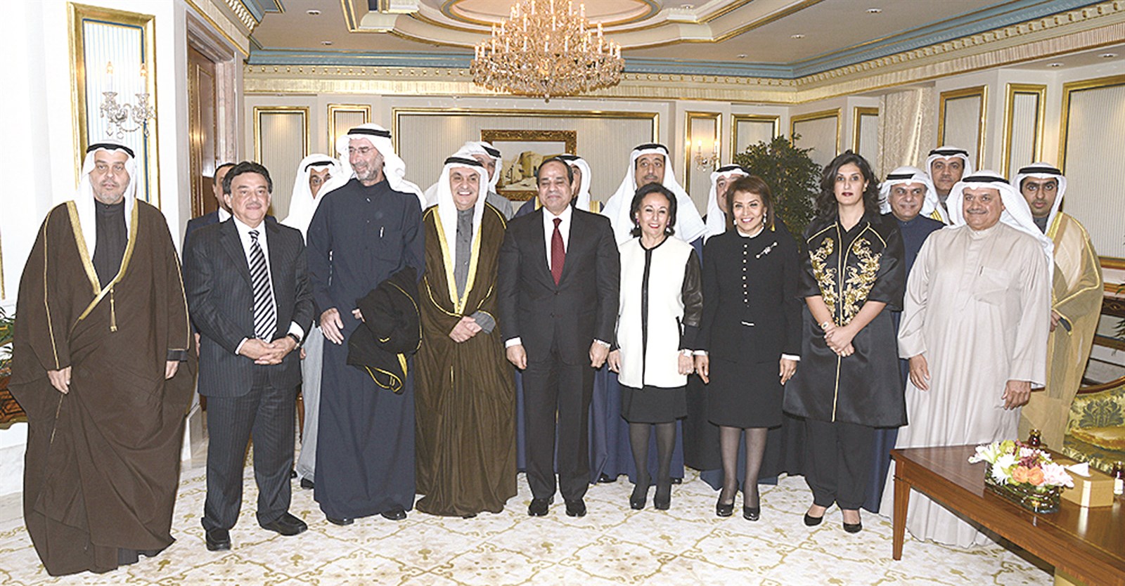 السيسي متوسطاً رئيس وأعضاء مجلس العلاقات العربية والدولية وشخصيات اقتصادية