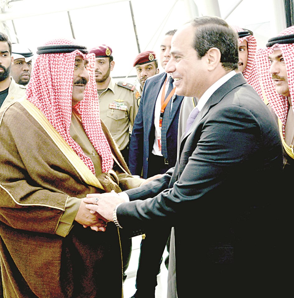 السيسي مصافحاً مشعل الأحمد