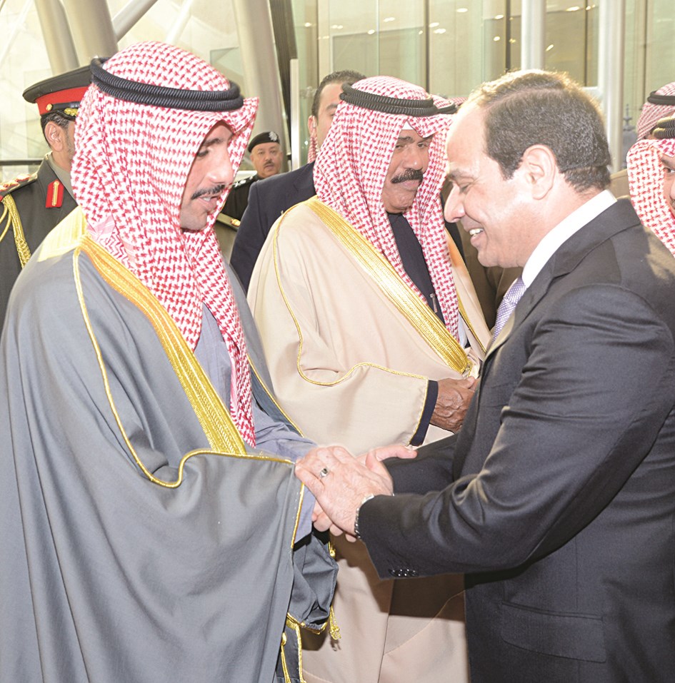 الرئيس المصري مودعاً الغانم