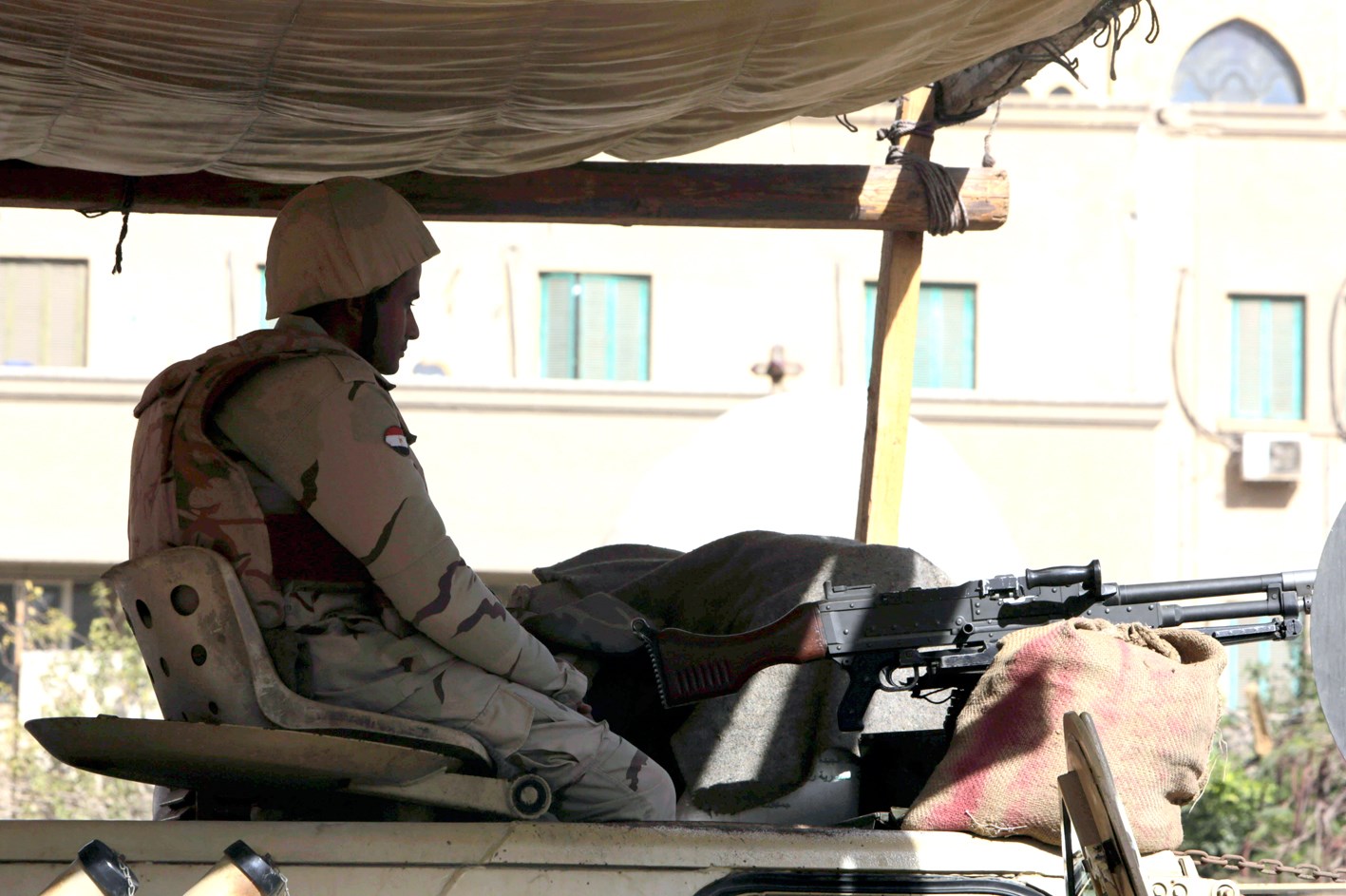 u062cu0646u062fu064a u0639u0644u0649 u0645u062au0646 u0645u0631u0643u0628u0629 u0645u062fu0631u0639u0629 u0623u0645u0627u0645 u0643u0627u062au062fu0631u0627u0626u064au0629 u00abu0627u0644u0642u062fu064au0633 u0645u0631u0642u0633u00bb u0641u064a u0627u0644u0642u0627u0647u0631u0629 ( u0627 u0628)