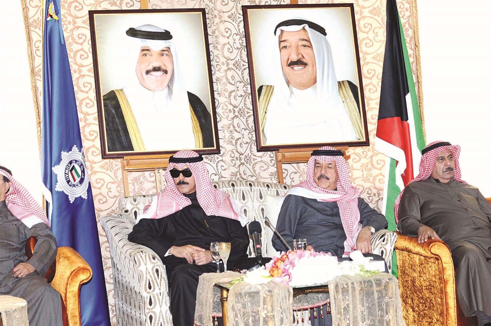 الوزير يتحدث للحضور وإلى جانبه عبدالله الفارس وغازي العمر     (تصوير جلال معوض)