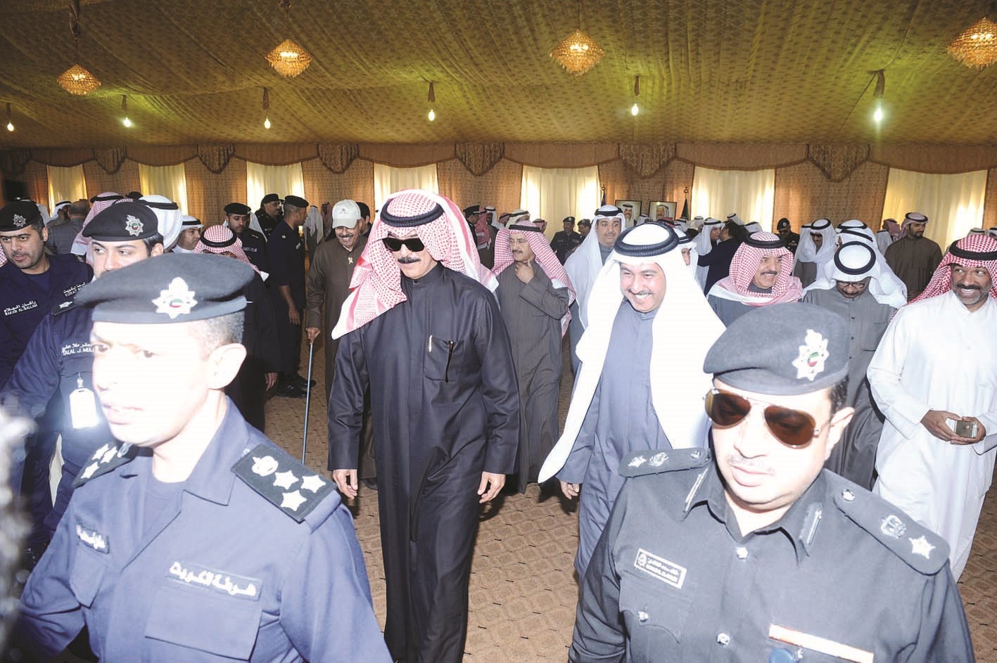 الوزير متقدماً الضباط المتقاعدين في حفل الغداء