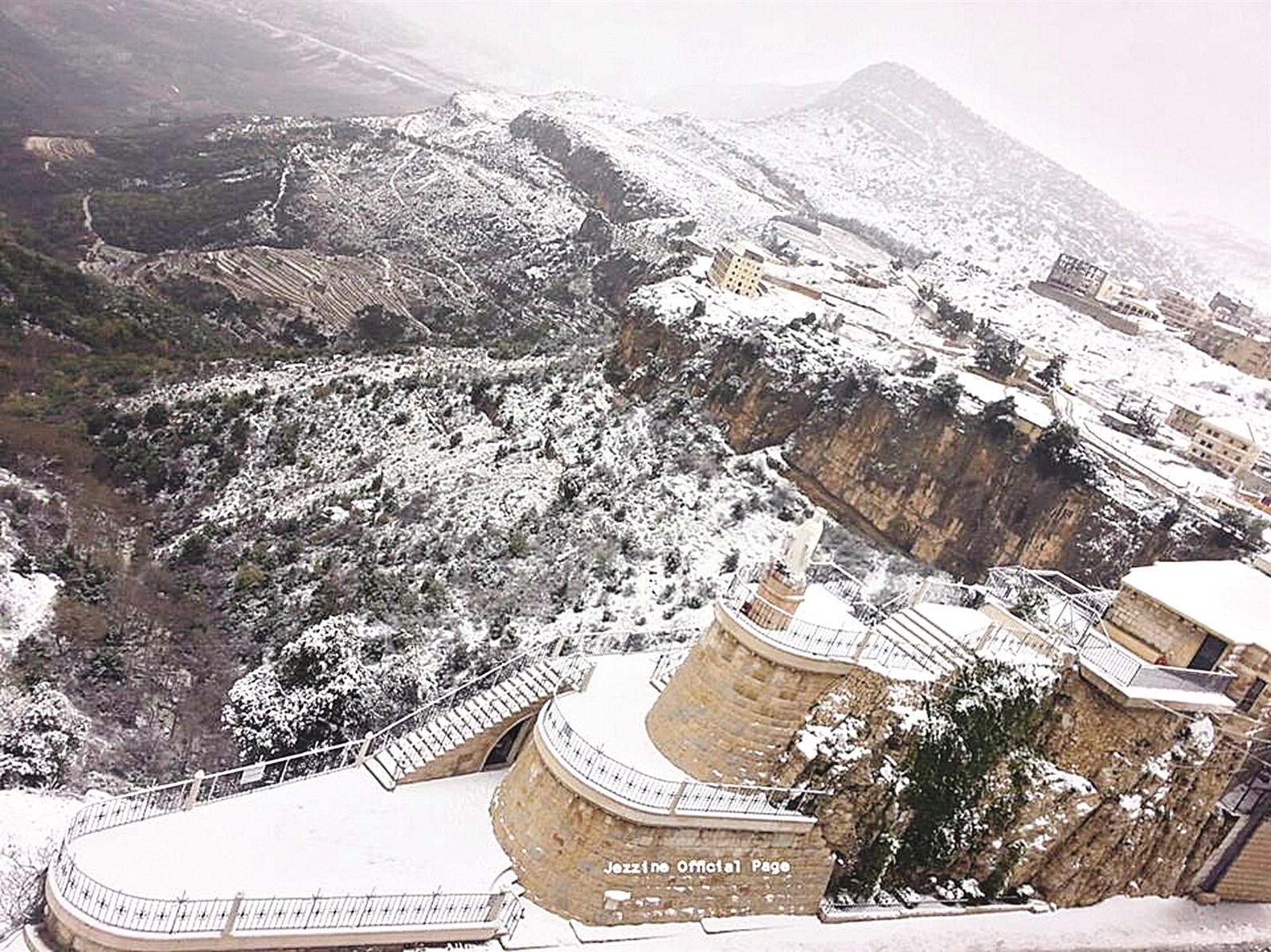 العاصفة أحكمت قبضتها على لبنان