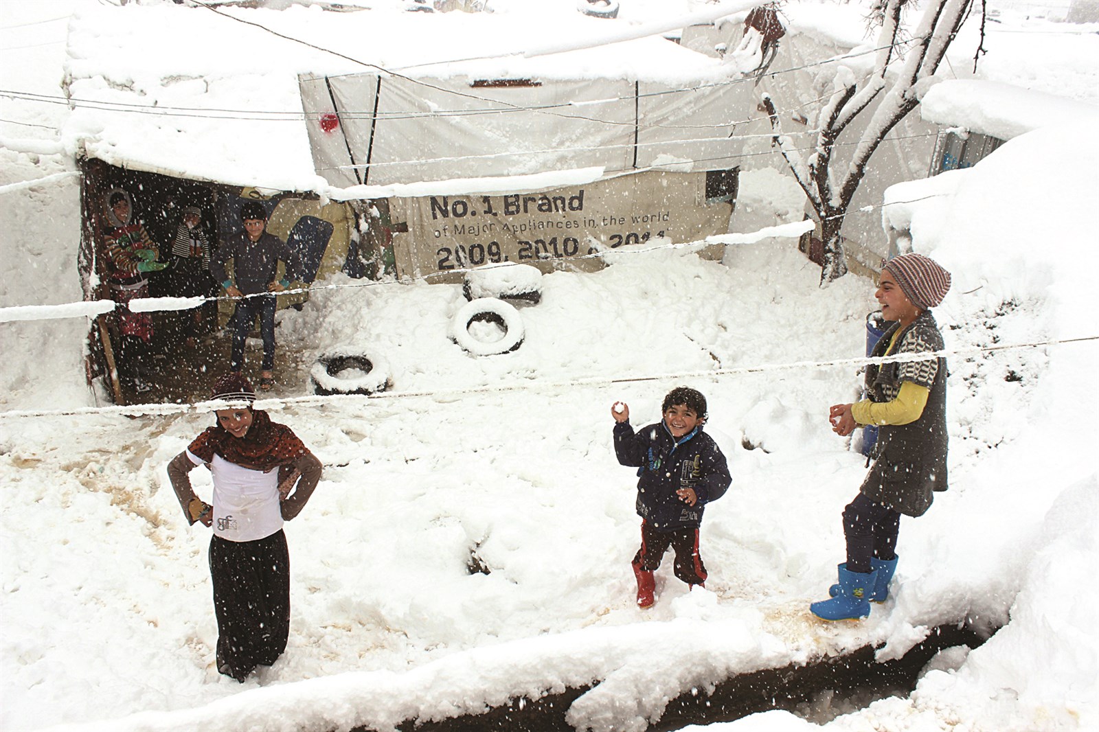 u0623u0637u0641u0627u0644 u0644u0627u062cu0626u0648u0646 u064au062au062du062fu0651u0648u0646 u0628u0628u0631u0627u0621u062au0647u0645 u0642u0633u0648u0629 u0627u0644u0637u0642u0633