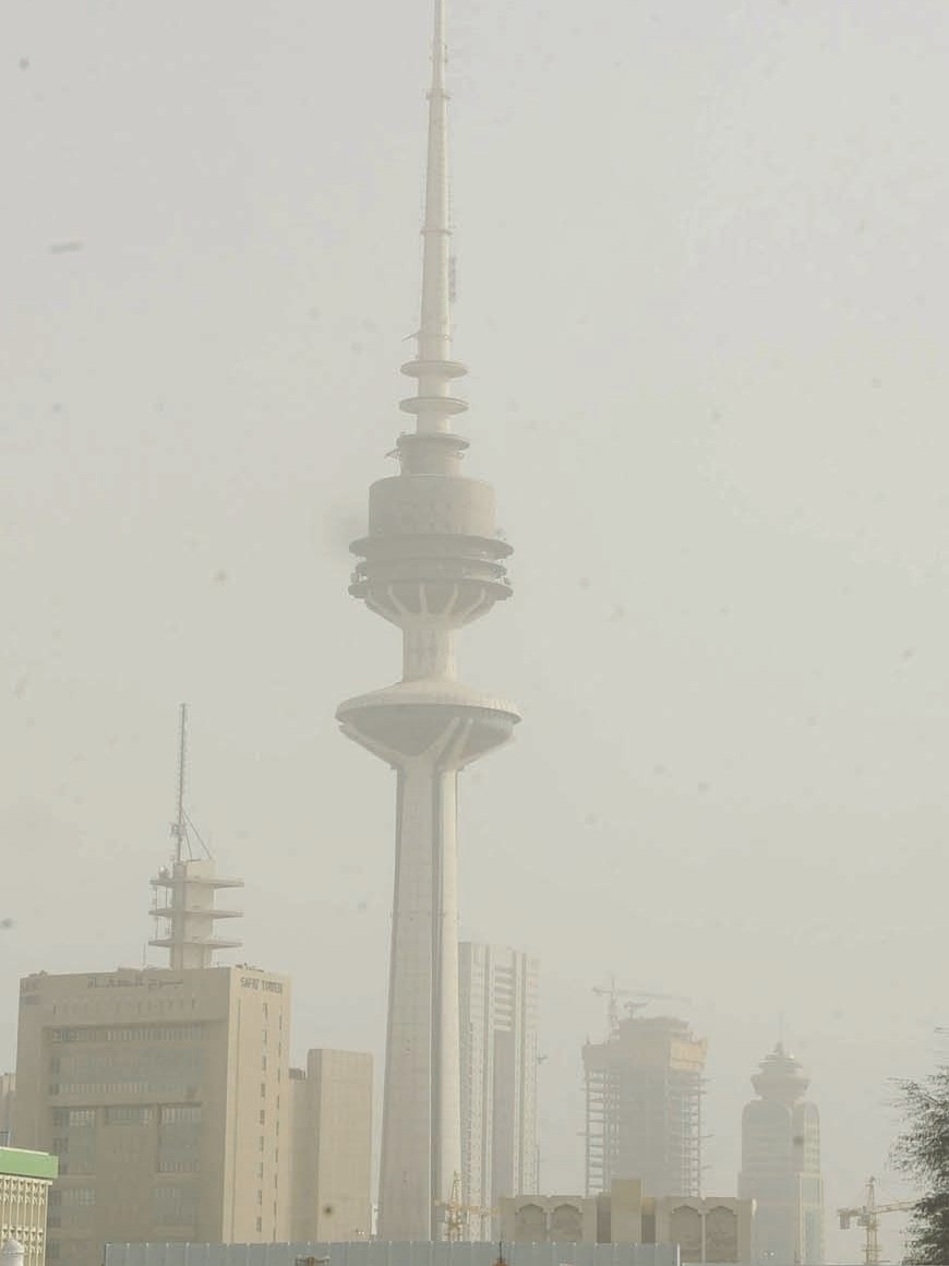 معالم الكويت اختبأت خلف غبار «ميثة»      (تصوير زكريا عطية)