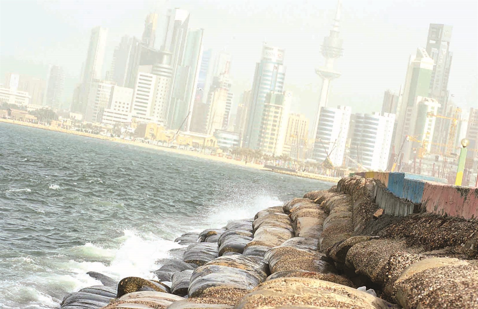 الأمواج تلامس صخور الشاطئ بقوة واندفاع