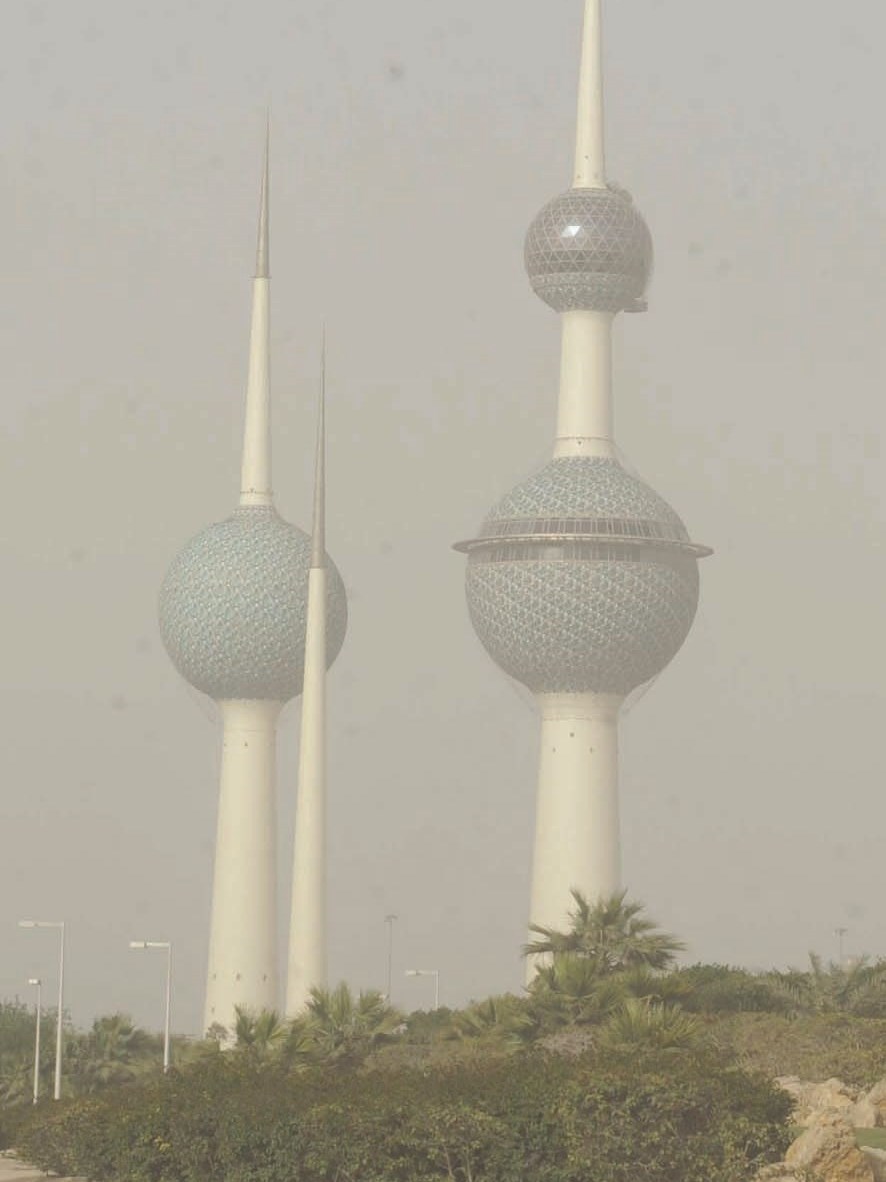 «غيمة غبار» عكّرت مناخ أجواء الأبراج