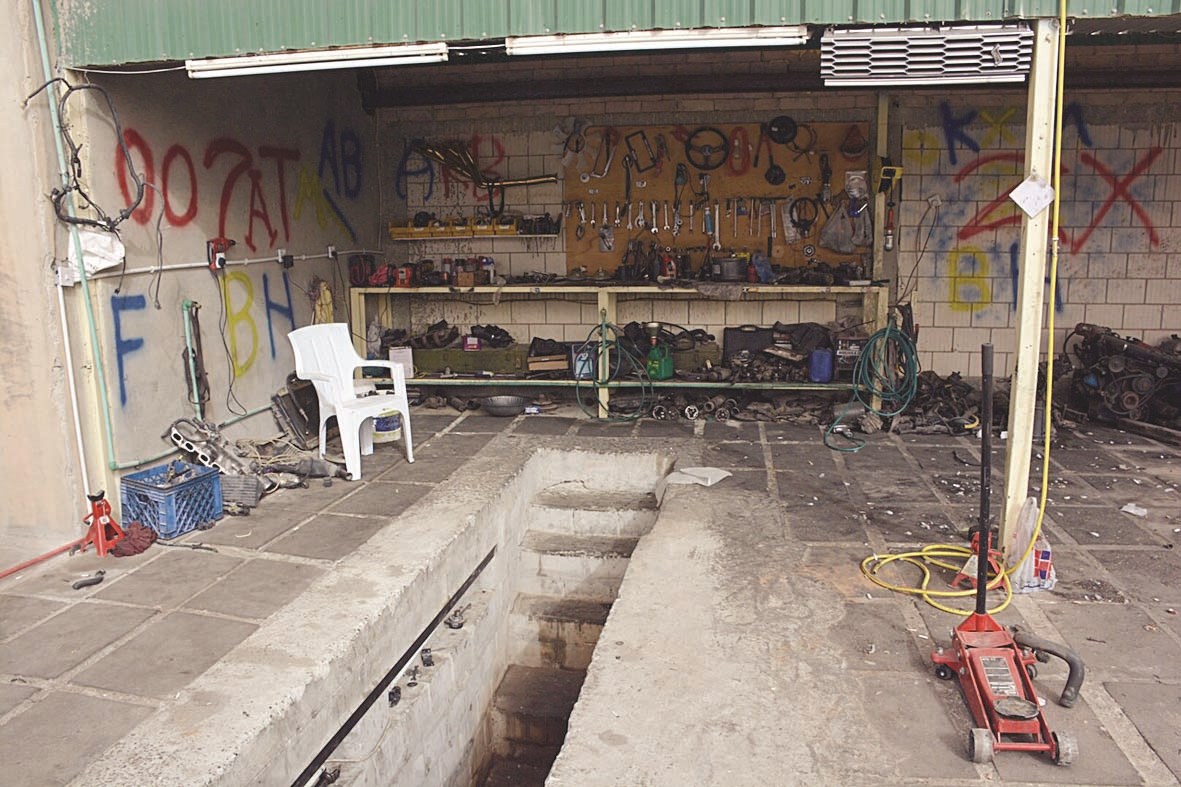 حفرة لتبديل زيت السيارات داخل أحد «الجواخير»