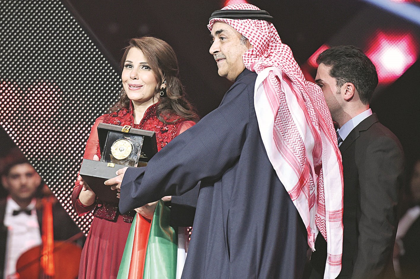 وليد الصقعبي يسلّم الرومي درع «هلا فبراير 2015»