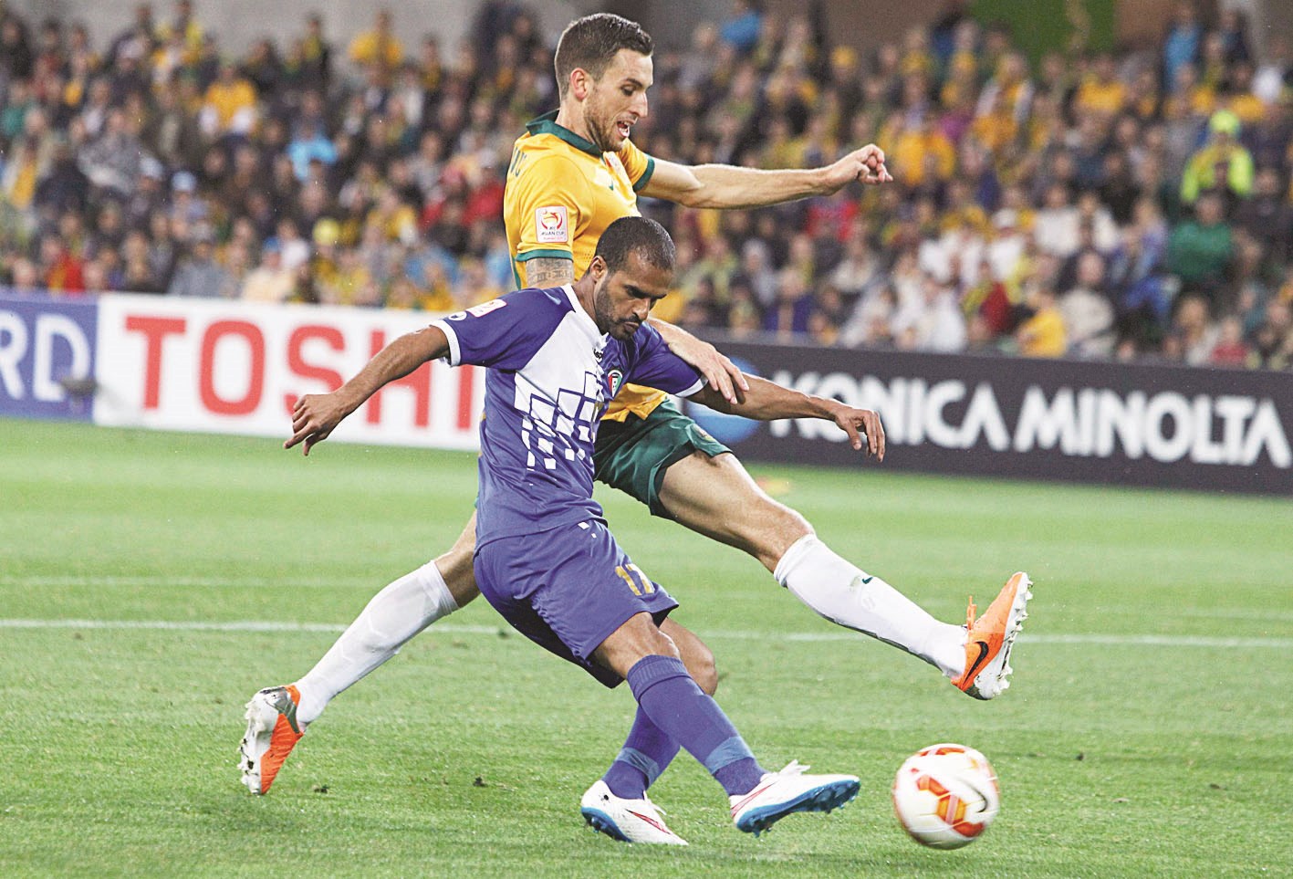 بدر المطوع في محاولة للتسديد ومضايقة من مدافع أستراليا