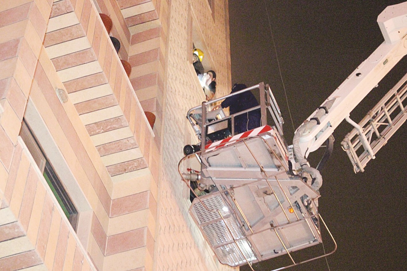 سلالم آلية لإنقاذ المحتجزين