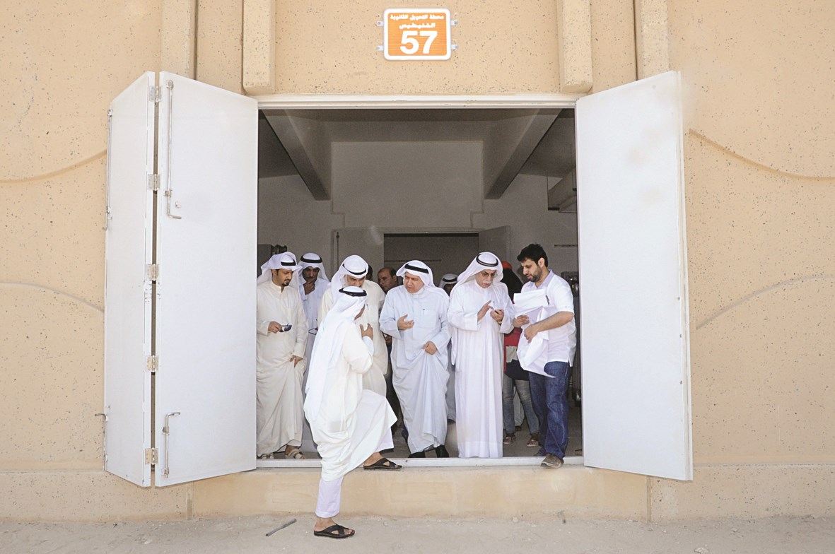 تفقد إحدى المحطات (تصوير طارق عز الدين)