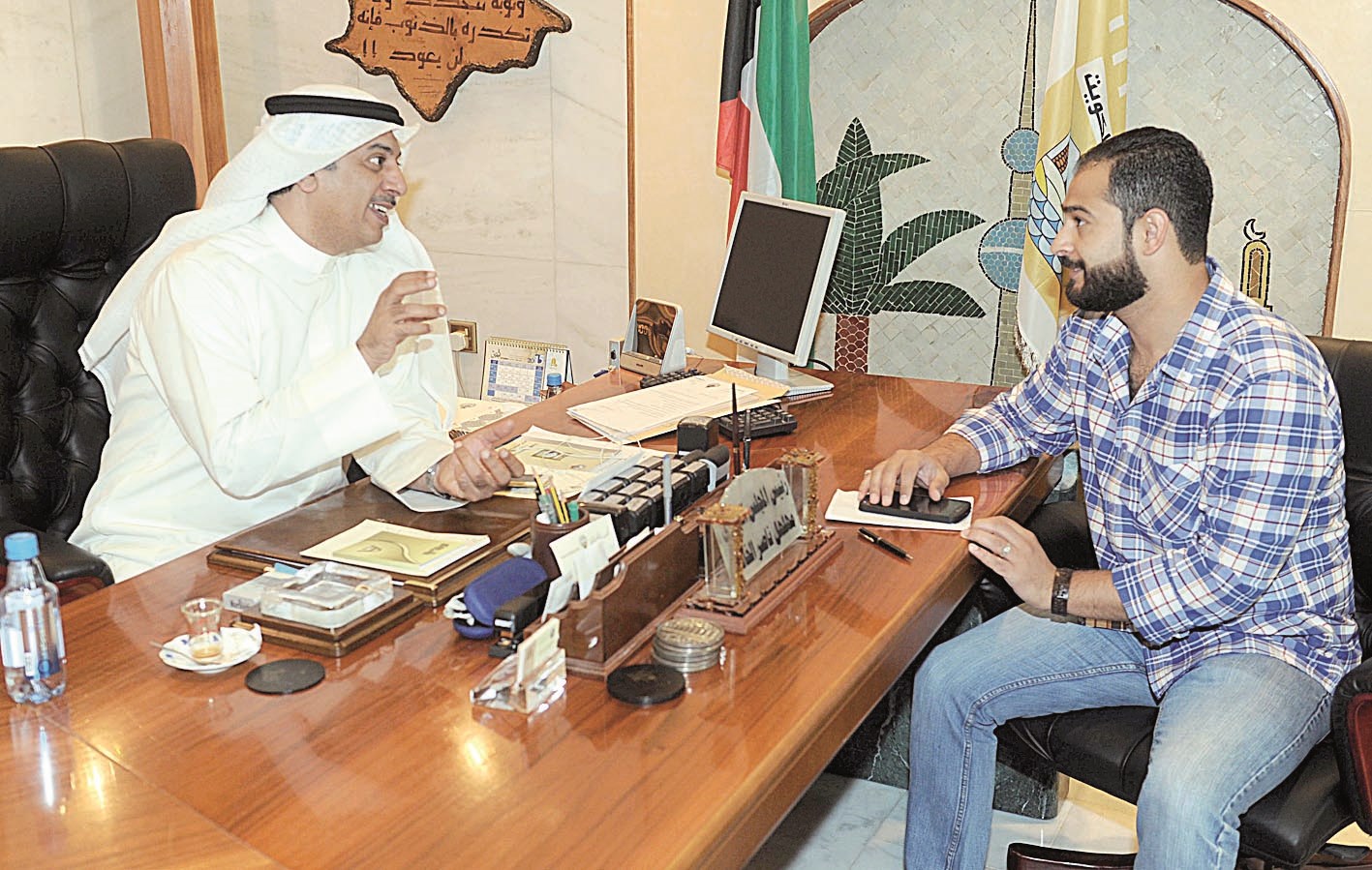 الخالد متحدثاً للزميل محمد أنور