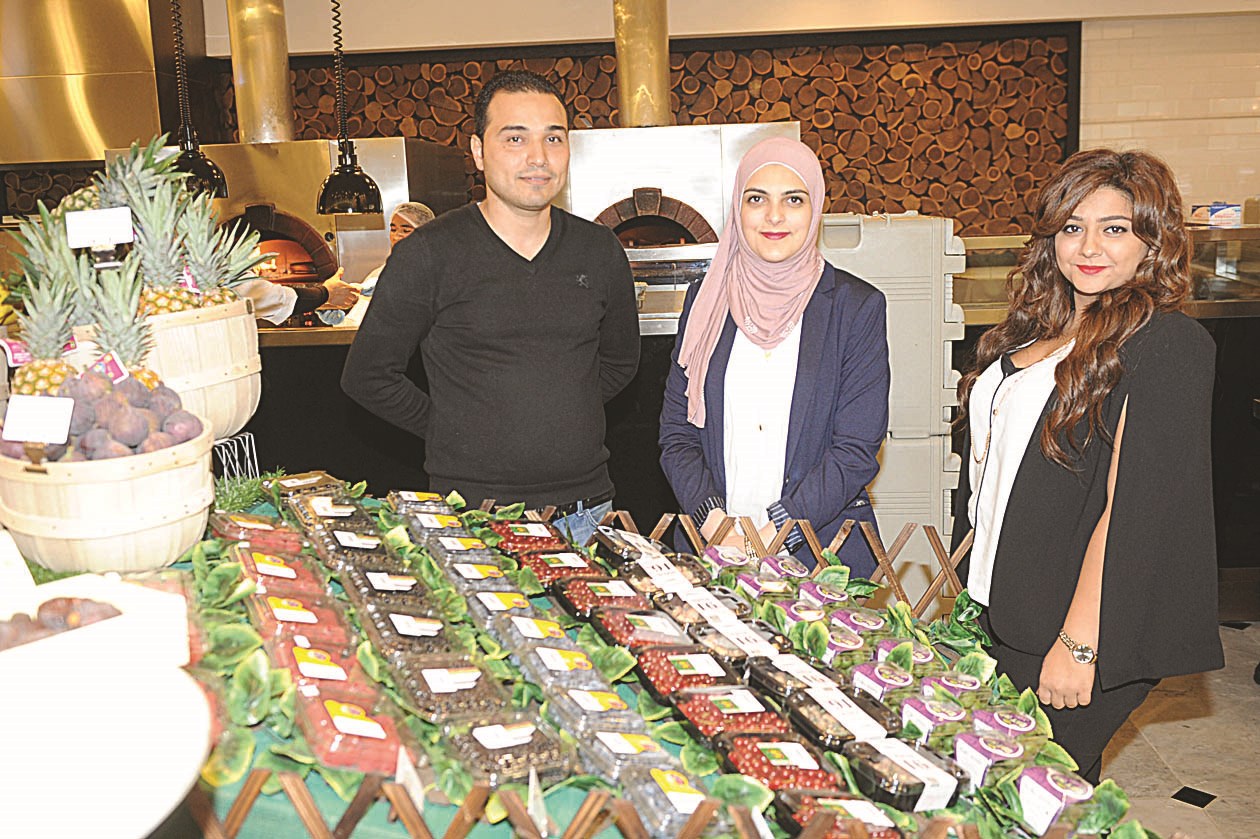 عرض أنواع الفاكهة والخضراوات المختلفة من جميع أنحاء العالم