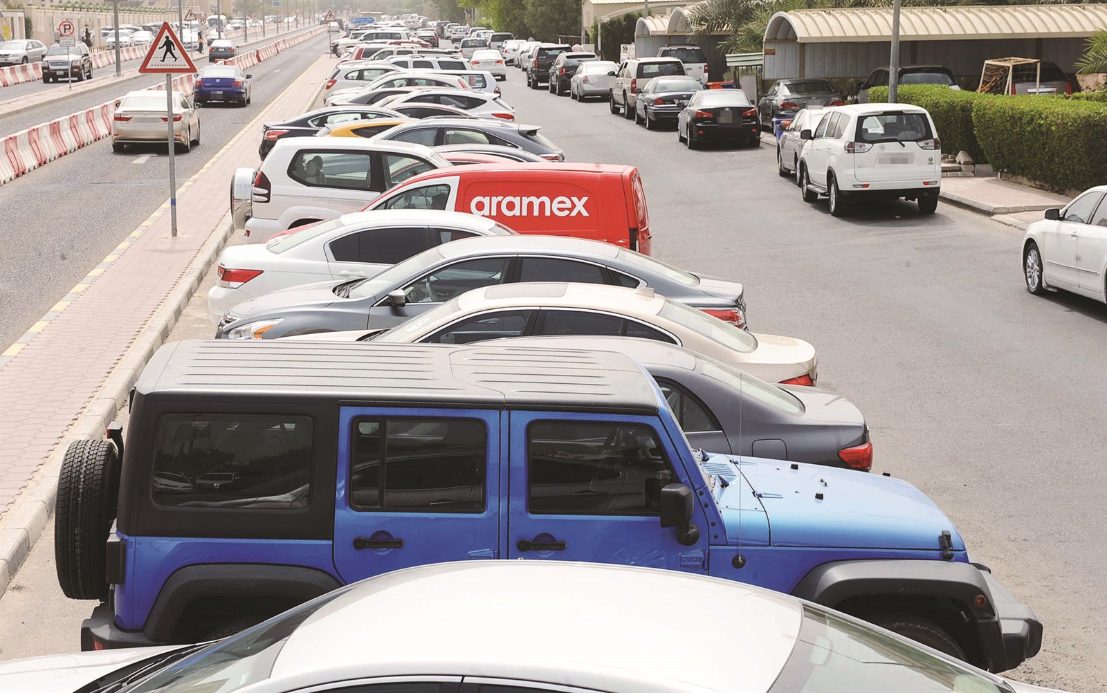 مركبات الطلبة تسد مداخل البيوت