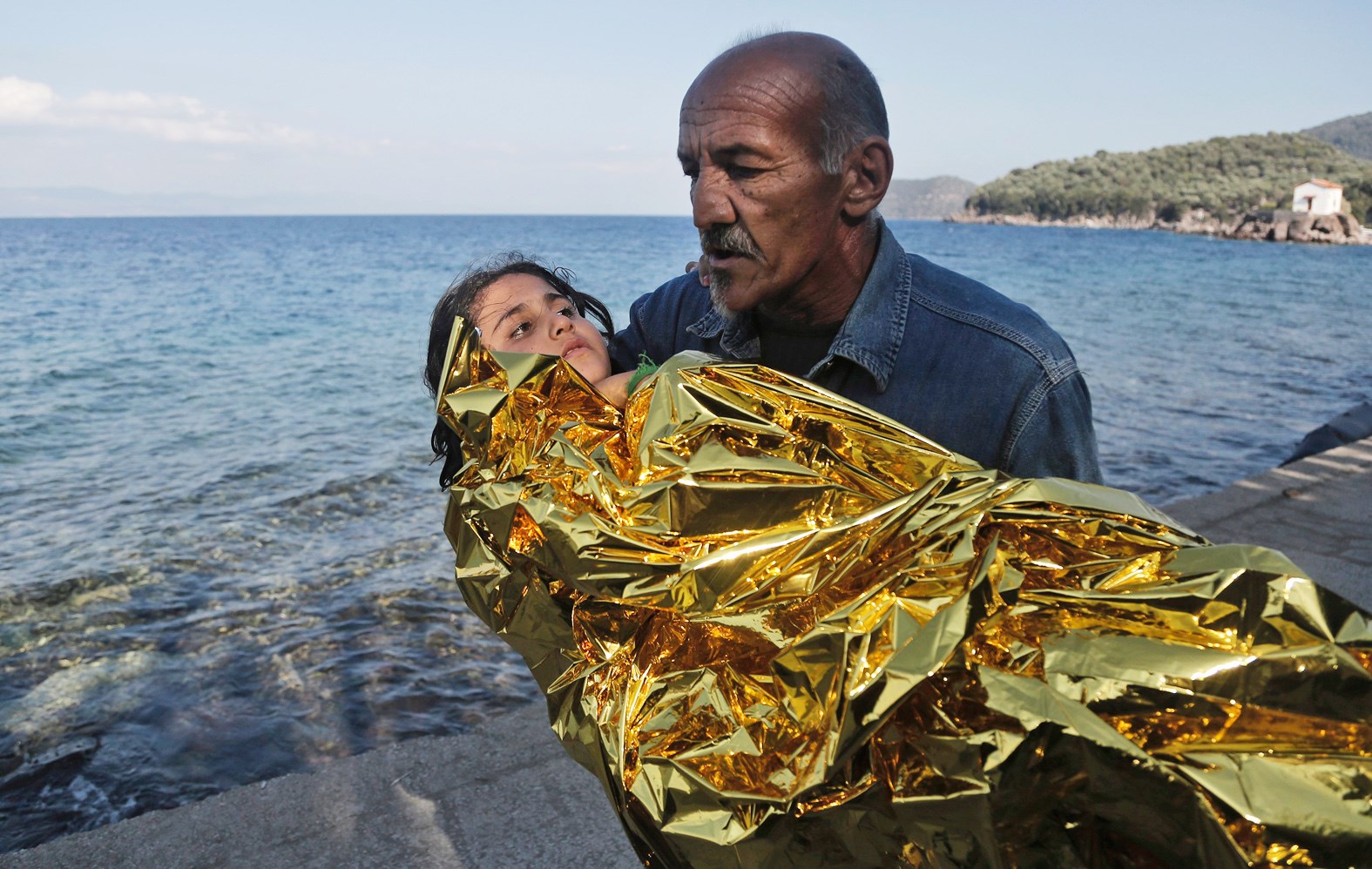 u0645u0647u0627u062cu0631 u0633u0648u0631u064a u064au062du0645u0644 u0627u0628u0646u062au0647 u0644u062fu0649 u0648u0635u0648u0644u0647 u0628u0623u0645u0627u0646 u0625u0644u0649 u0634u0627u0637u0626 u062cu0632u064au0631u0629 u0644u064au0633u0628u0648u0633 u0627u0644u064au0648u0646u0627u0646u064au0629 (u0623 u0628)