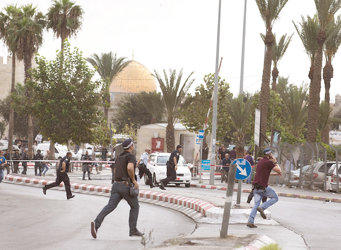 u0639u0646u0627u0635u0631 u0645u0646 u0627u0644u0634u0631u0637u0629 u0627u0644u0627u0633u0631u0627u0626u064au0644u064au0629 u064au0631u0643u0636u0648u0646 u0646u062du0648 u0642u0637u0627u0631 u0642u0631u0628 u0628u0648u0627u0628u0629 u062fu0645u0634u0642 u0628u0639u062f u0647u062cu0648u0645 u0628u0633u0643u064au0646 u0641u064a u0627u0644u0642u062fu0633 u0627u0644u0634u0631u0642u064au0629    ( u0627 u0641 u0628)