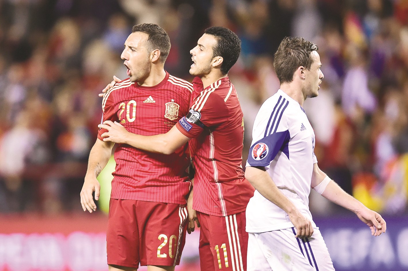 الإسباني سانتي كازورلا محتفلاً بهدفه في مرمى لوكسمبورغ  (أ ب)