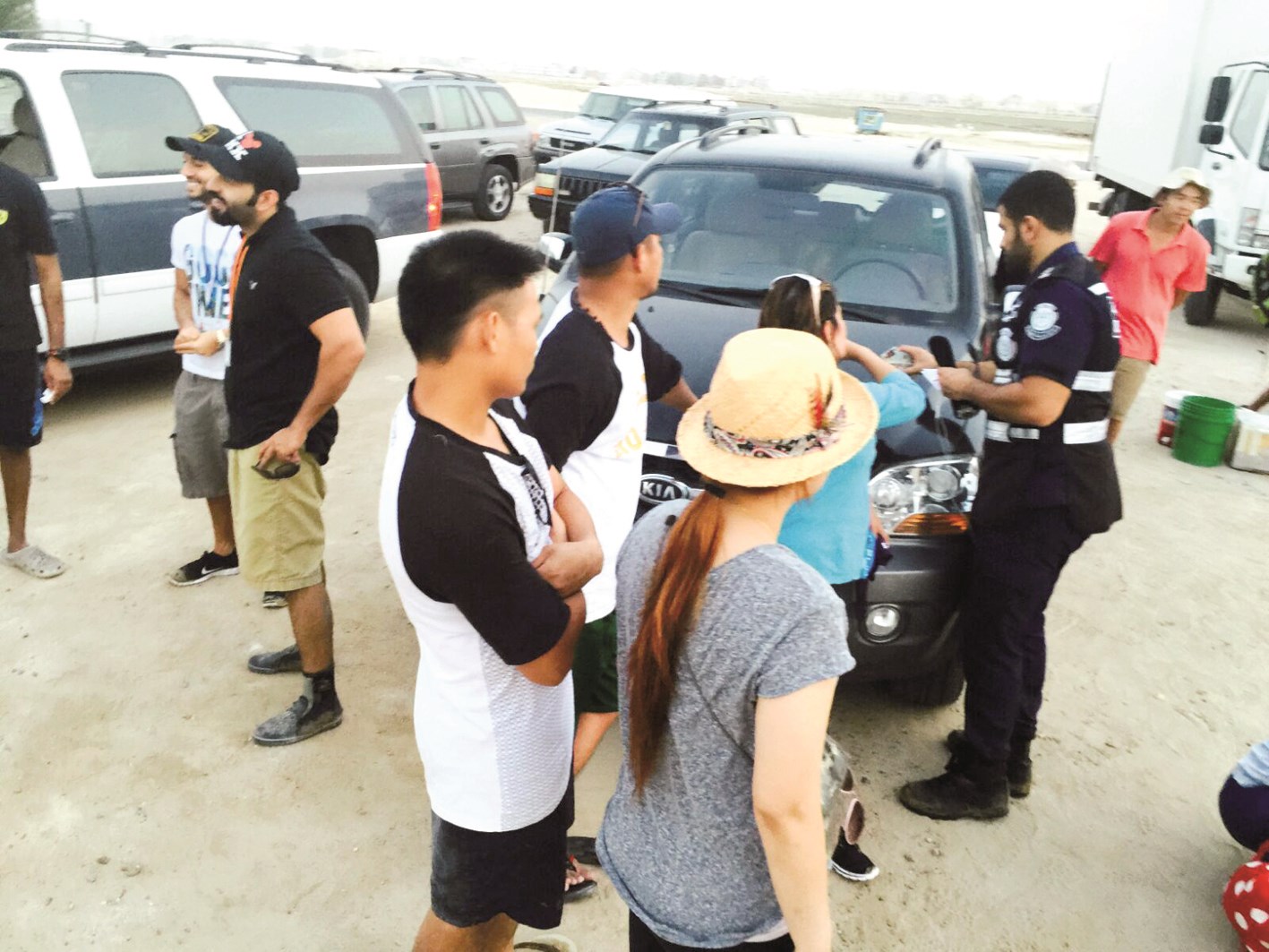 أعضاء الفريق البيئي خلال تسجيل إحدى المخالفات