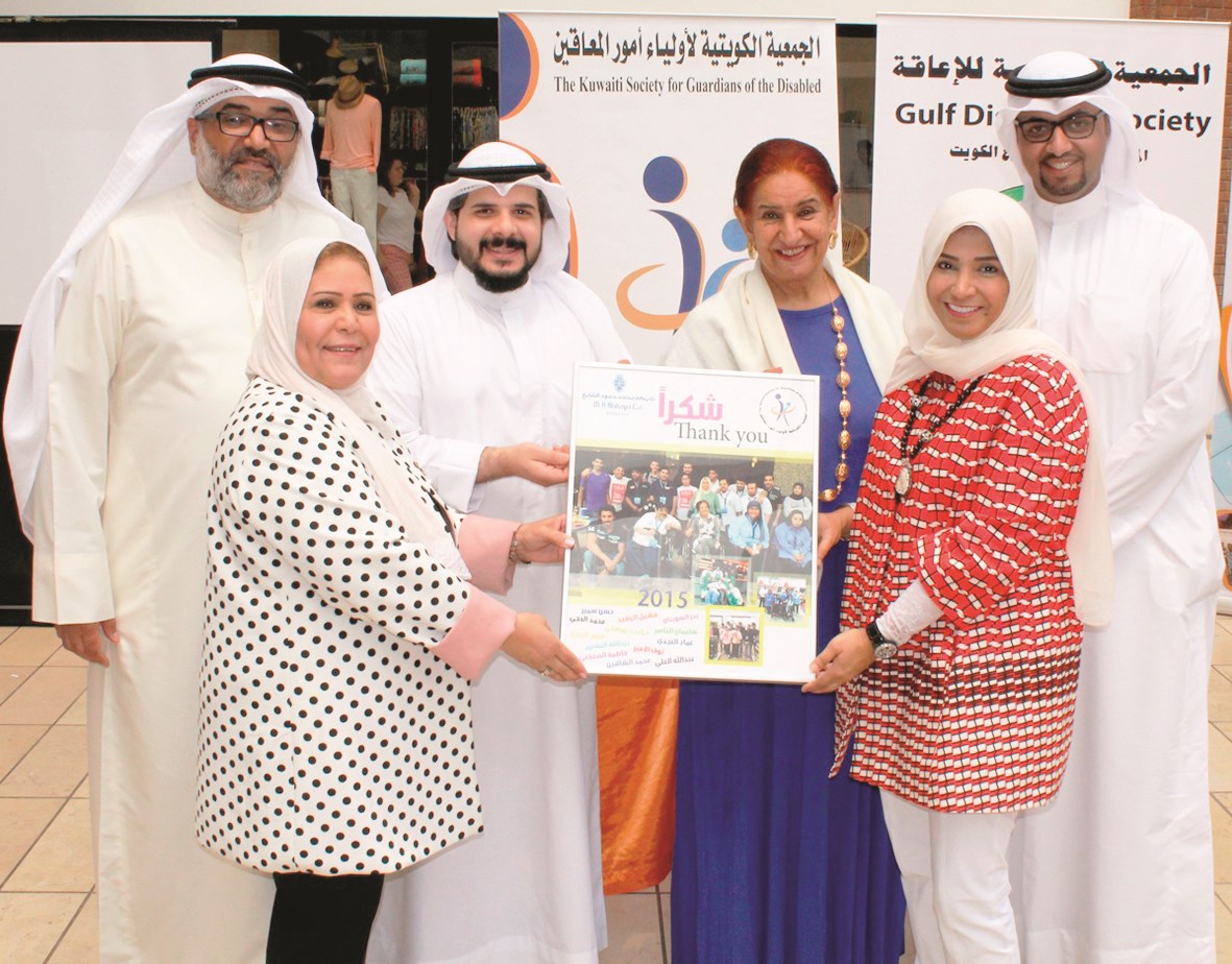 تكريم أحد المشاركين