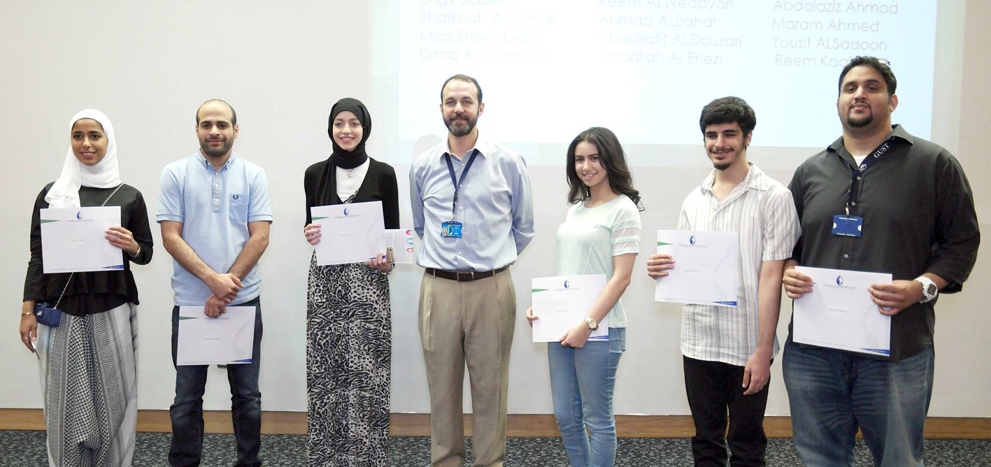 u0639u062fu062f u0645u0646 u0627u0644u0637u0644u0628u0629 u0627u0644u0641u0627u0626u0642u064au0646 u0641u064a u0627u0644u0642u0633u0645