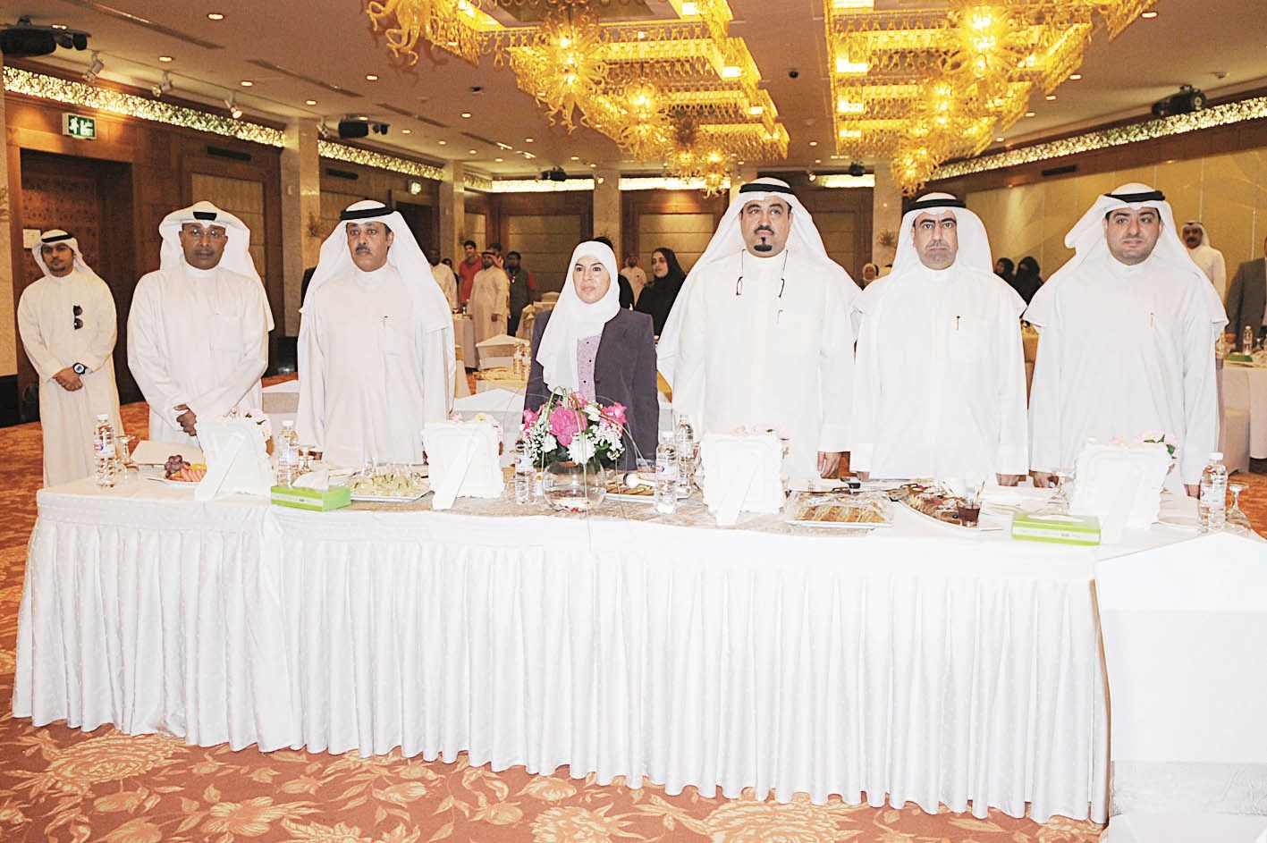 الحضور وقوفاً للسلام الوطني