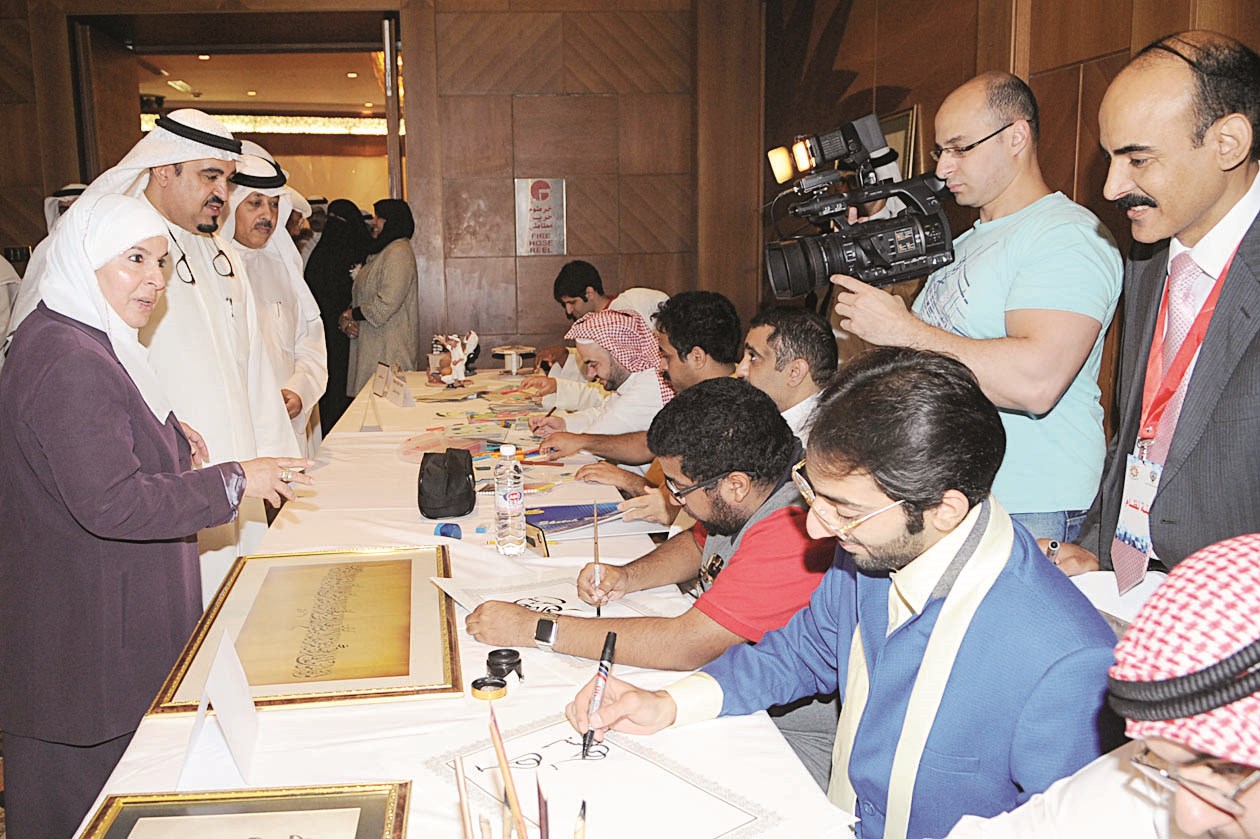 الملا والصالح خلال جولة في المعرض (تصوير: كرم ذياب)