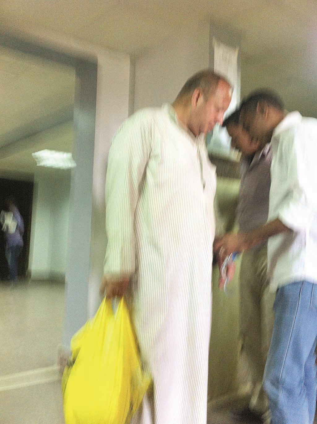 القاتل بعد توقيفه في طريقه إلى التحقيق