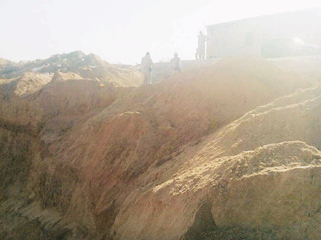 قوات الأمن في منطقة الحادث في المنيا