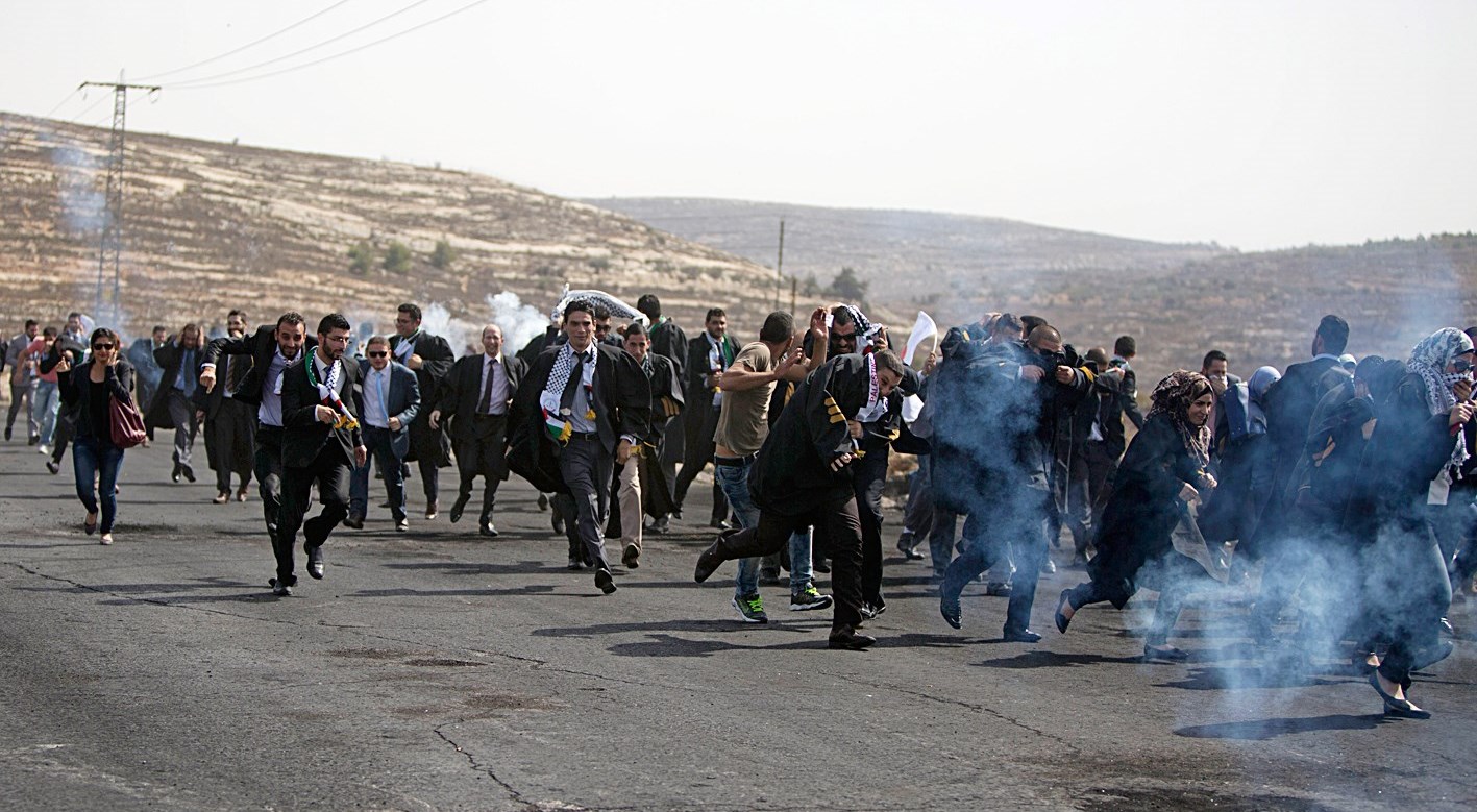 u062cu0646u0648u062f u0625u0633u0631u0627u0626u064au0644u064au0648u0646 u064au0637u0644u0642u0648u0646 u0627u0644u063au0627u0632 u0627u0644u0645u0633u064au0644 u0644u0644u062fu0645u0648u0639 u0639u0644u0649 u062au0638u0627u0647u0631u0629 u0644u0644u0645u062du0627u0645u064au0646 u0627u0644u0641u0644u0633u0637u064au0646u064au064au0646 u0641u064a u0627u0644u0636u0641u0629 u0627u0644u063au0631u0628u064au0629 ( u0627 u0628)