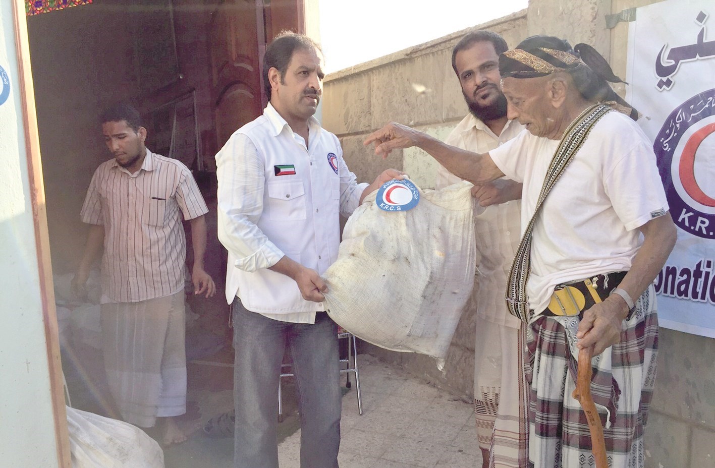 u064au0645u0646u064au0648u0646 u064au062au0633u0644u0645u0648u0646 u0645u0633u0627u0639u062fu0627u062a u0645u0646 u00abu0627u0644u0647u0644u0627u0644 u0627u0644u0623u062du0645u0631u00bb