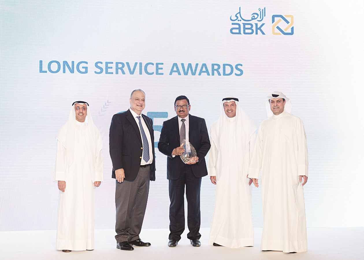 العقاد والسميط والثنيان يكرّمون ماثيو كورا بعد 35 عاماً من الخدمة