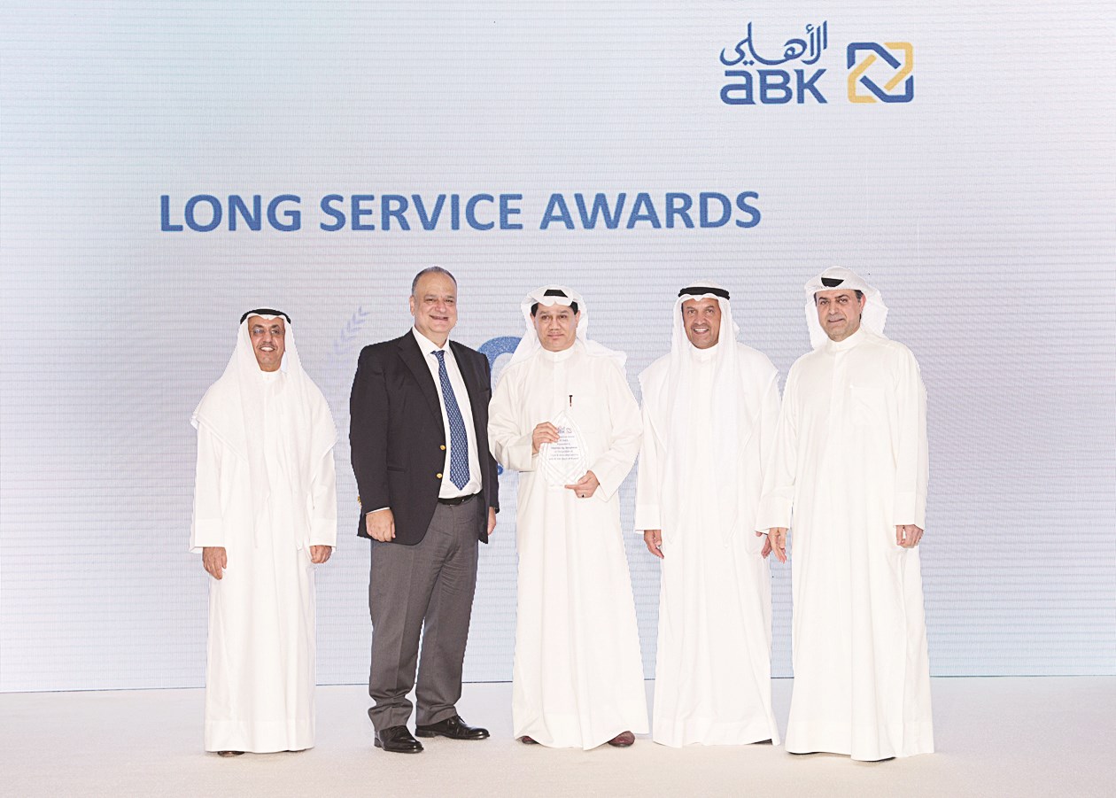 عبد الأمير بهبهاني ... 4 عقود في خدمة البنك