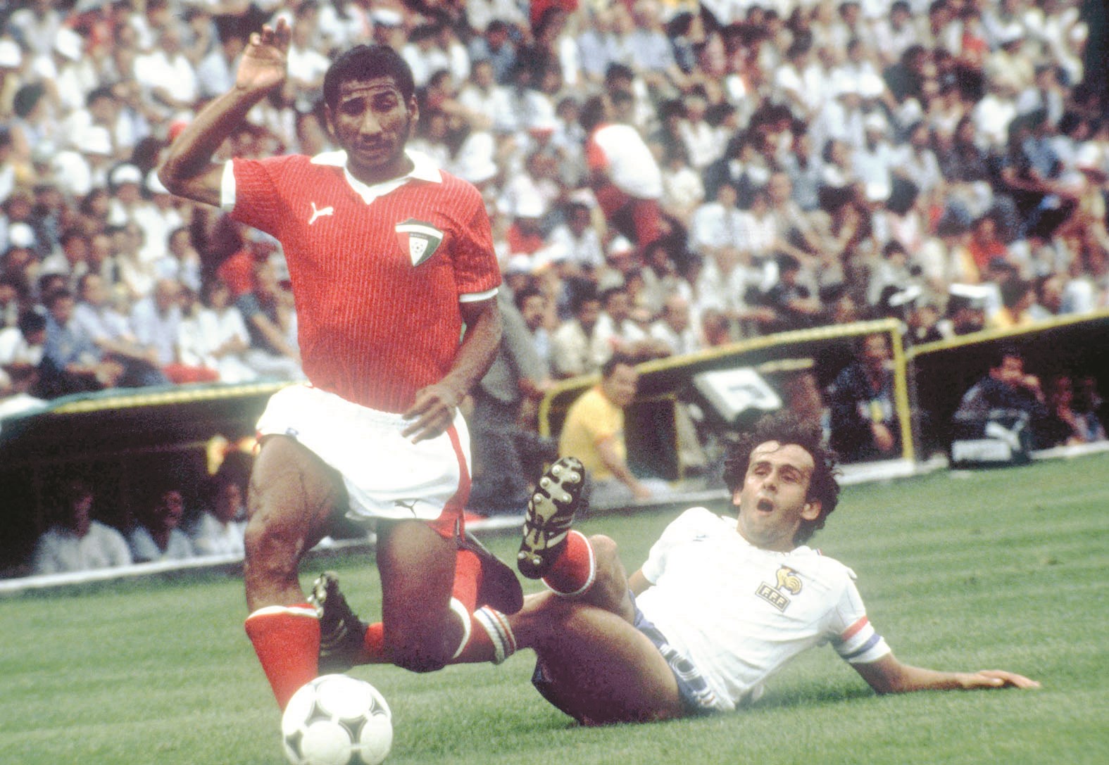 أمام فرنسا في مونديال 82 ... ارتدى «الأزرق» الزي الأحمر