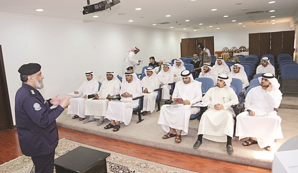 ... ويستمع إلى شرح عن طبيعة العمل فيها