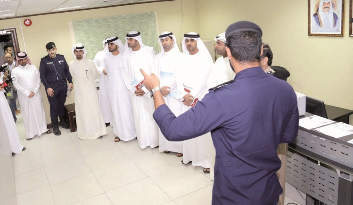 الوفد الإماراتي يطلع على عرض مرئي عن عمل الإدارة