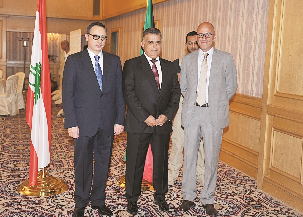 اللواء إبراهيم متوسطاً حجيج والزميل ربيع كلاس