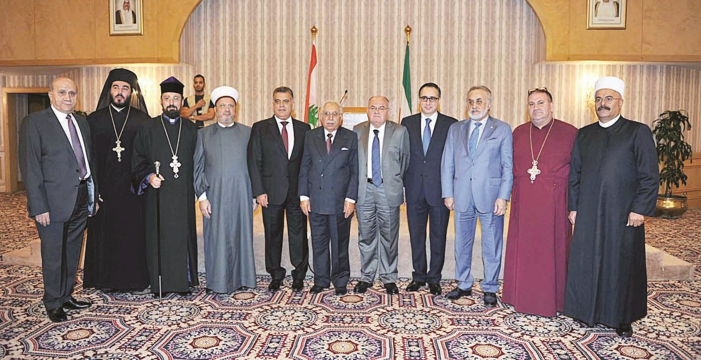 لقطة تذكارية مع السفير اللبناني ورجال دين وشخصيات