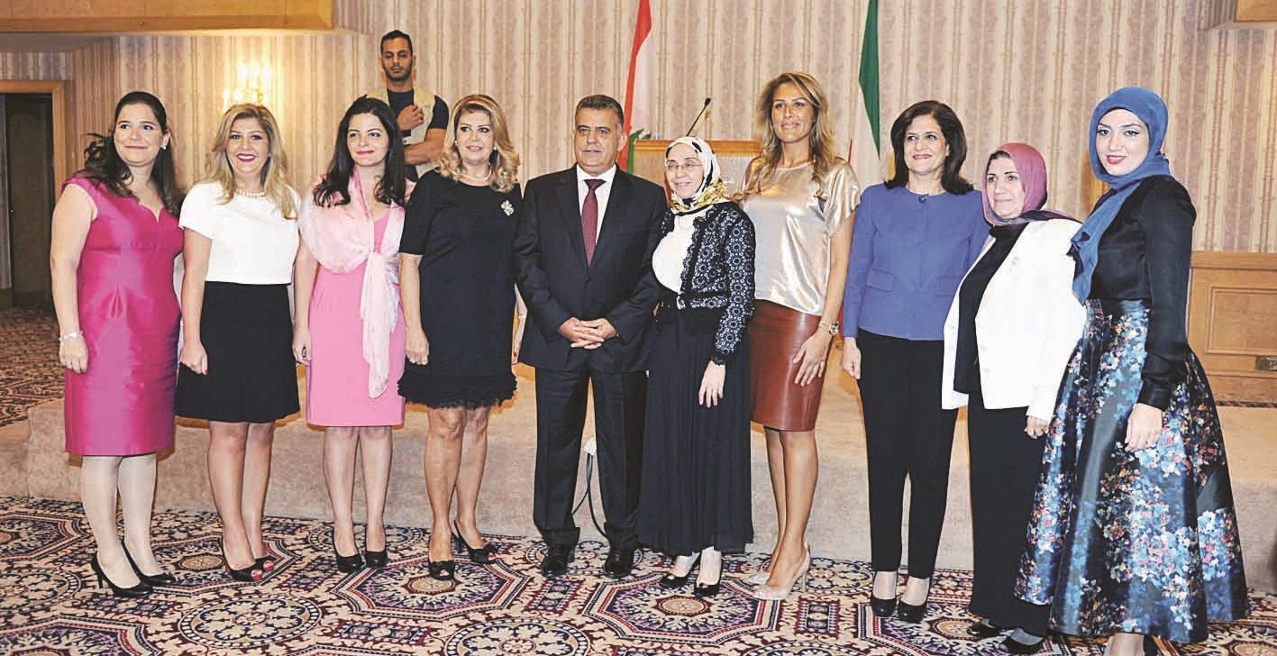 اللواء ابراهيم وحرمه يتوسطان مجموعة من المدعوات