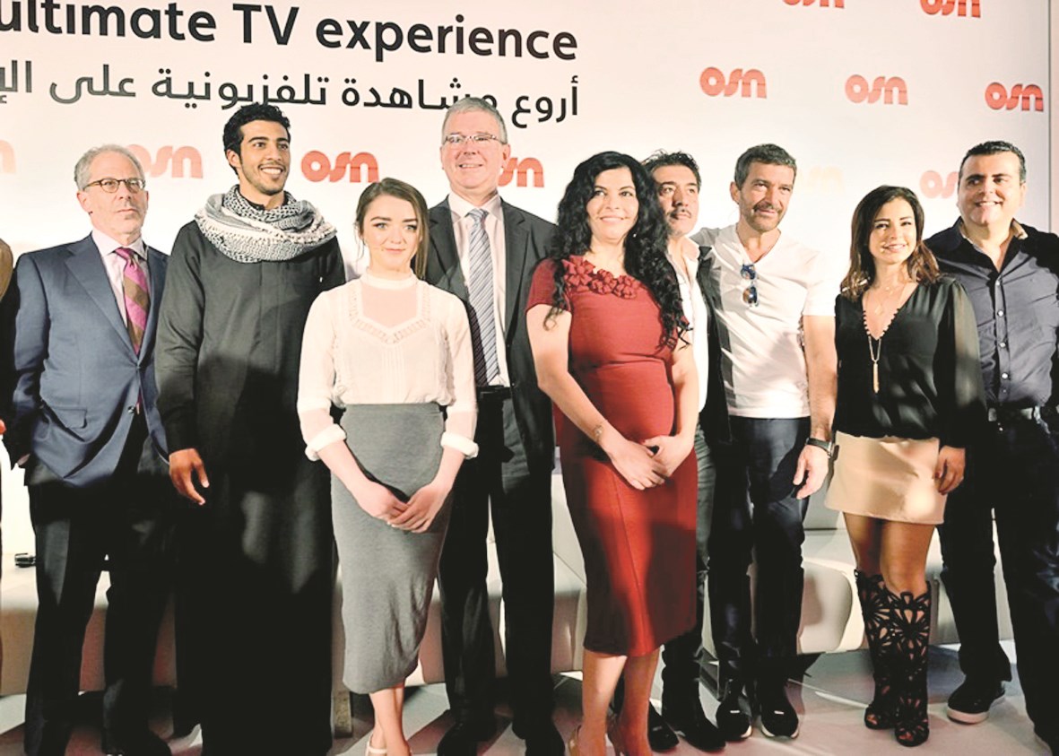 النجوم العالميون والعرب مع مسؤولي الشركة خلال الحفل