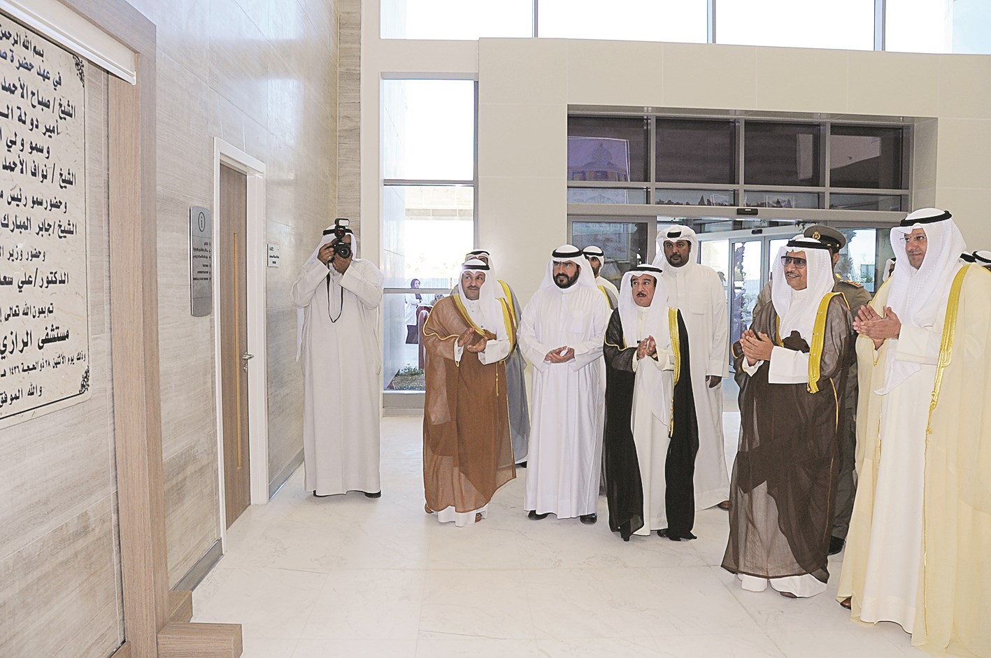 رئيس الوزراء والحضور بعد إزاحة الستار عن لوحة الافتتاح