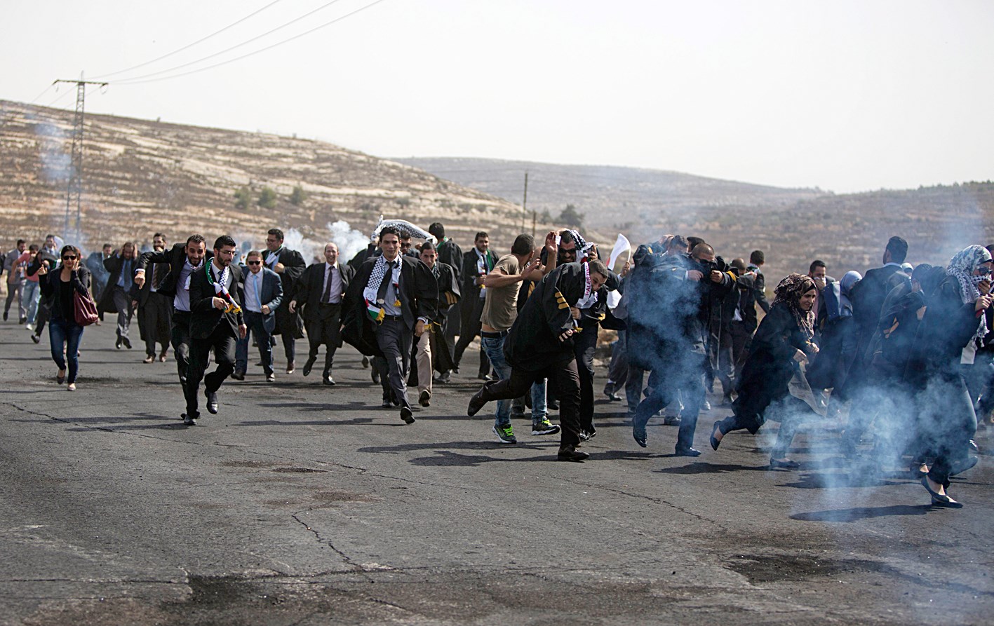 u062cu0646u0648u062f u0625u0633u0631u0627u0626u064au0644u064au0648u0646 u064au0637u0644u0642u0648u0646 u0627u0644u063au0627u0632 u0627u0644u0645u0633u064au0644 u0644u0644u062fu0645u0648u0639 u0639u0644u0649 u062au0638u0627u0647u0631u0629 u0644u0644u0645u062du0627u0645u064au0646 u0627u0644u0641u0644u0633u0637u064au0646u064au064au0646 u0641u064a u0627u0644u0636u0641u0629 u0627u0644u063au0631u0628u064au0629 ( u0627 u0628)